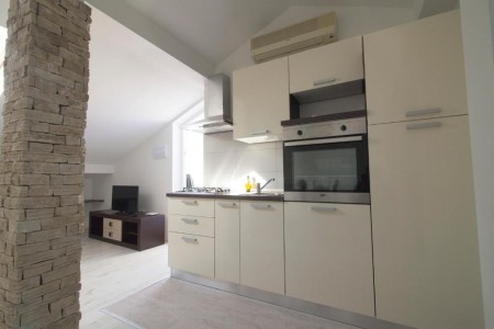 PRILIKA !  -   2.400 eur m2 !   -    250m OD MORA I PLAŽE !