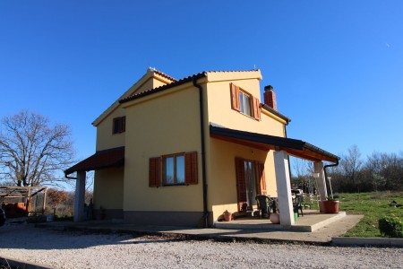 ZADAR - GORNJI ZEMUNIK - Kuća od 84 m2 sa  2.000m2 građevinskog zemljišta