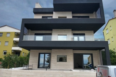 PRILIKA - KOŽINO - STAN U SUTERENU - NOVOGRADNJA - 30m OD MORA