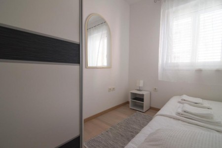 PRILIKA !  -   2.400 eur m2 !   -    250m OD MORA I PLAŽE !