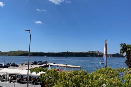 ŠIBENIK - TOP LOKACIJA - 1 red do mora - luksuzan stan