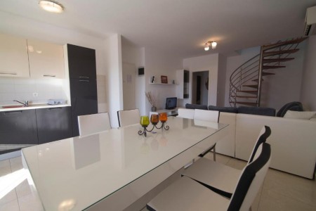 PRILIKA !  -   2.400 eur m2 !   -    250m OD MORA I PLAŽE !